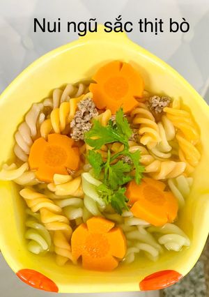 Hình của món Nui ngũ sắc thịt bò.