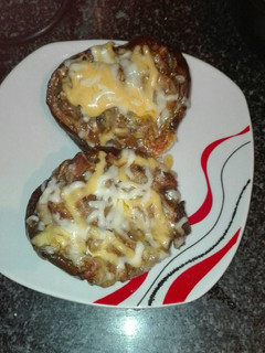 Una foto de Berenjenas rellenas de pollo salchichas y champiñones en el microondas