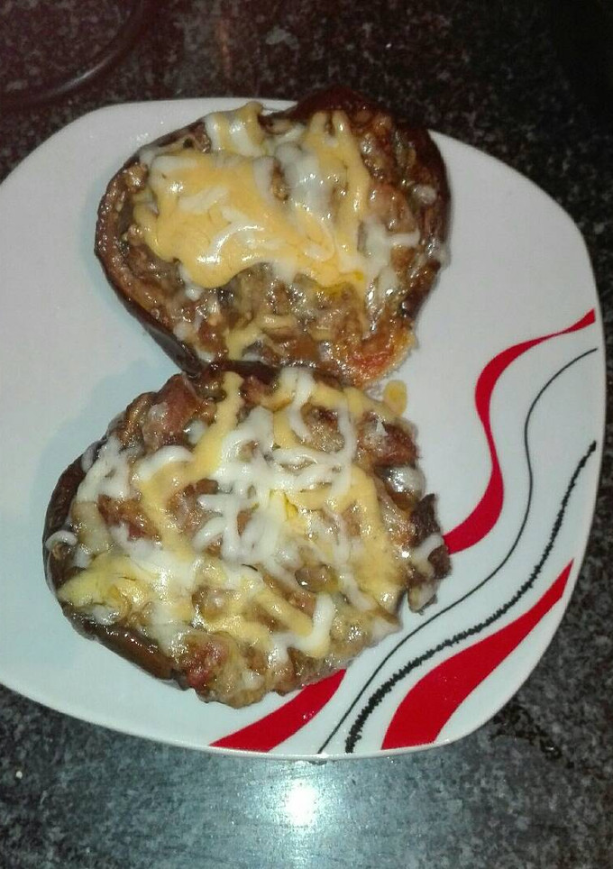 Una foto de Berenjenas rellenas de pollo salchichas y champiñones en el microondas