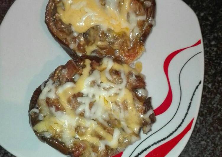 Berenjenas rellenas de pollo salchichas y champiñones en el microondas