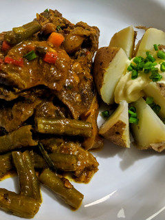 Una foto de OSSOBUCO 🥩en Salsa de Vino🍷y Vegetales...!