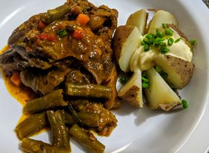 Una foto de OSSOBUCO 🥩en Salsa de Vino🍷y Vegetales...!