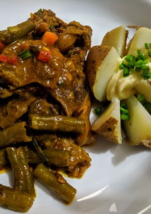 Una foto de OSSOBUCO 🥩en Salsa de Vino🍷y Vegetales...!