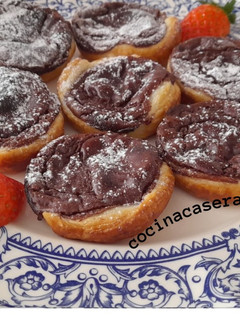 Una foto de Pasteles de Belém con chocolate