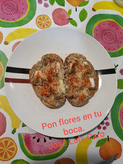 Una foto de Tostadas con paté de alcachofas y huevo cocido
