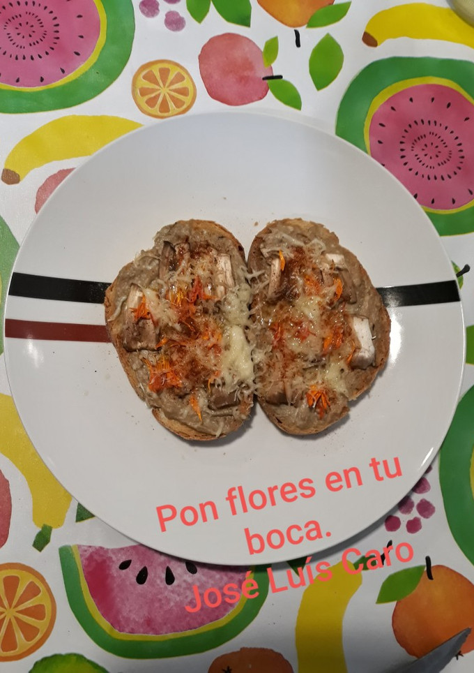 Una foto de Tostadas con paté de alcachofas y huevo cocido