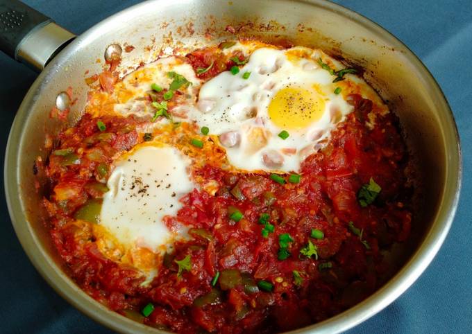 Amazing Shakshuka Recipe - Poached Eggs in Spicy Tomato Pepper Sauce