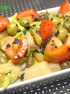 Una foto de Ensalada de tomate y espárragos con sal negra