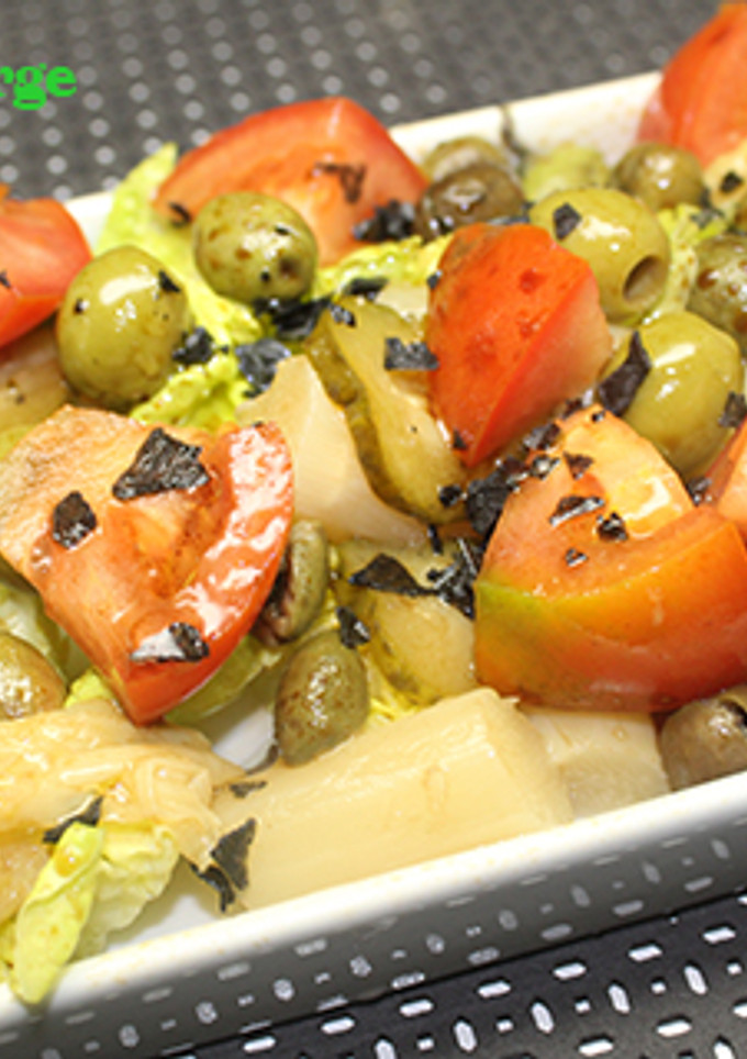 Una foto de Ensalada de tomate y espárragos con sal negra