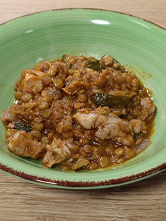 Una foto de Lentejas con pollo y calabacín al curry rojo