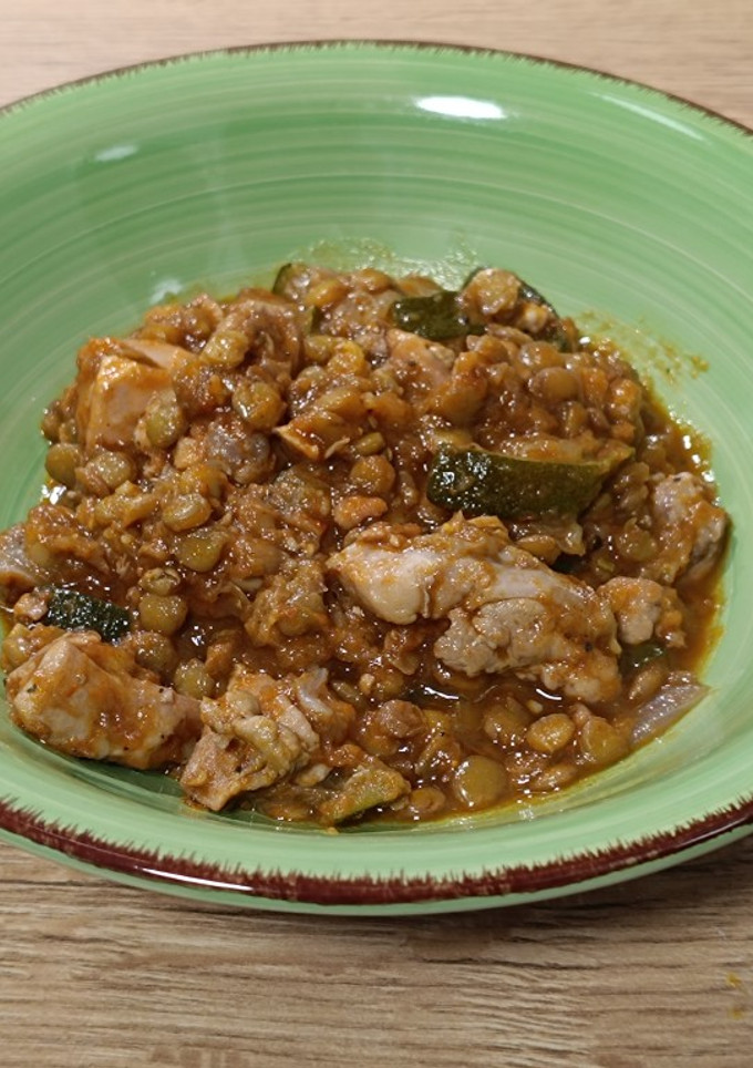 Una foto de Lentejas con pollo y calabacín al curry rojo