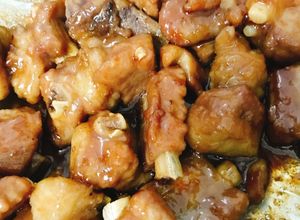 Hình của món Sườn rim mặn ngọt.