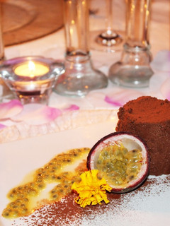 Una foto de Mousse de chocolate negro con chili y fruta de la pasión