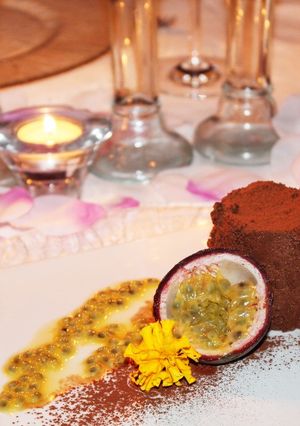 Una foto de Mousse de chocolate negro con chili y fruta de la pasión