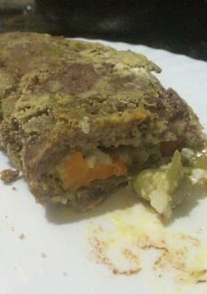 Una foto de Rollo de carne picada y verduras