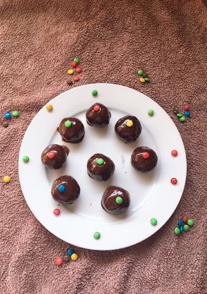 ચોકલેટ બોમ્બ (Chocolate Bomb Recipe In Gujarati) રેસીપી મુખ્ય ફોટો