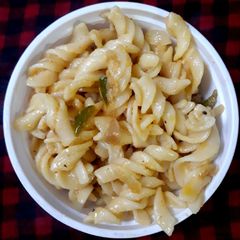 A picture of White sauce pasta.