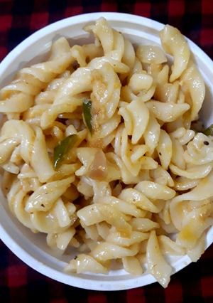 A picture of White sauce pasta.