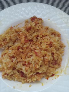 Una foto de Arroz revueltos con huevo y tomates