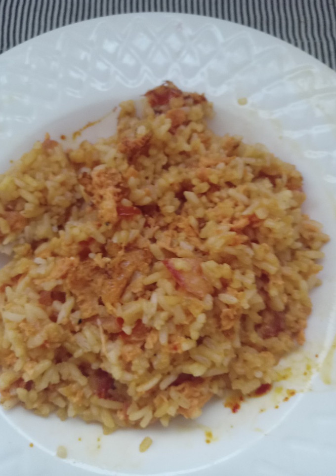 Una foto de Arroz revueltos con huevo y tomates