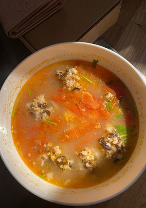Hình của món Canh cà chua viên mộc nhĩ.
