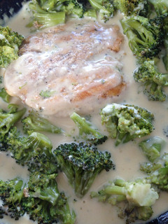 Una foto de Pollo Alfredo con Brócoli