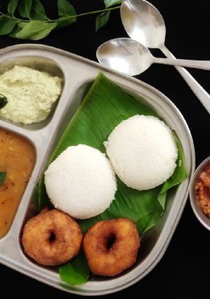 A picture of Kushboo Idli Or Malligai Idli and Vada.