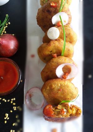 A picture of Moong tomato mini kachori.