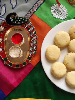 પેંડા(penda recipe in gujarati) રેસીપી મુખ્ય ફોટો