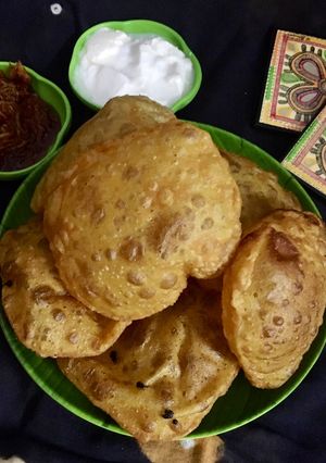 આલુ પૂરી (Aloo Poori Recipe In Gujarati) રેસીપી મુખ્ય ફોટો