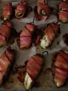 Una foto de Botanas de chiles jalapenos rellenos con tocino