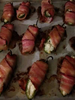 Una foto de Botanas de chiles jalapenos rellenos con tocino