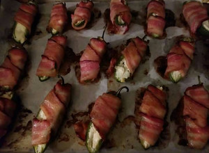 Una foto de Botanas de chiles jalapenos rellenos con tocino