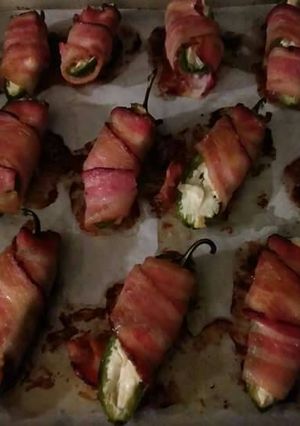 Una foto de Botanas de chiles jalapenos rellenos con tocino