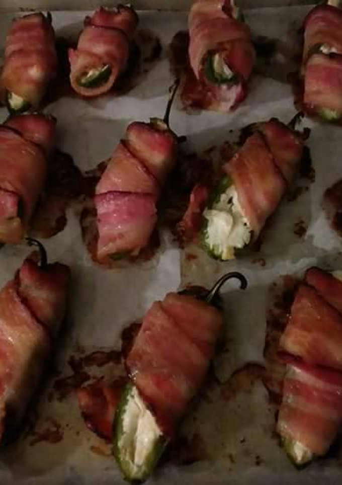 Una foto de Botanas de chiles jalapenos rellenos con tocino