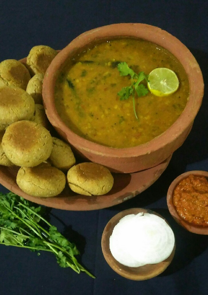 A picture of Dal bati.