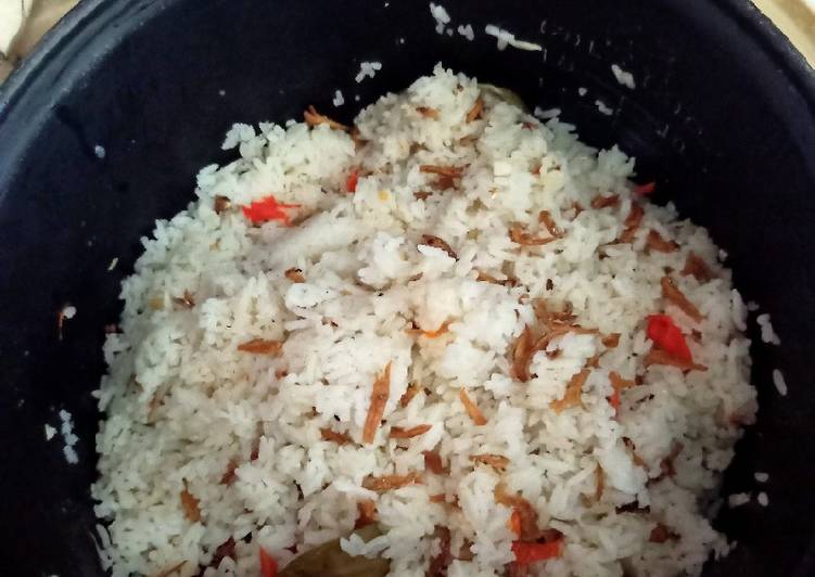 Cara Gampang Menyiapkan Nasi liwet ikan teri, Enak