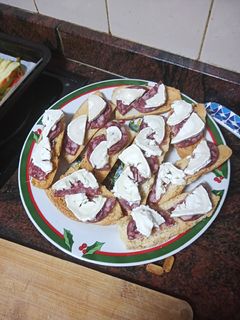 Una foto de Tostas de salchichón y queso de cabra