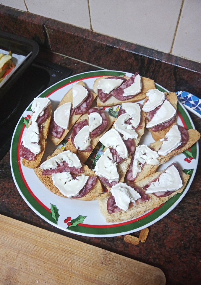 Una foto de Tostas de salchichón y queso de cabra