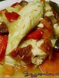 Pescado hervido con morrones y tomates deshidratados