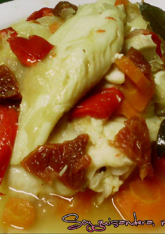 Una foto de Pescado hervido con morrones y tomates deshidratados