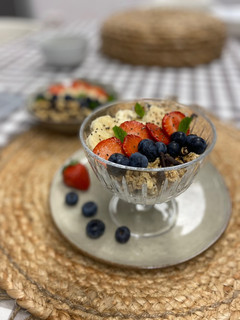 Una foto de Vasitos de yogur con fruta y granola