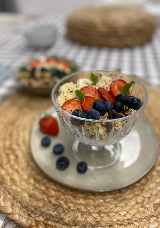 Una foto de Vasitos de yogur con fruta y granola