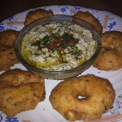 A picture of Medu Vada with Nariyal Chutney.