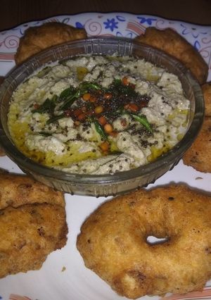 A picture of Medu Vada with Nariyal Chutney.