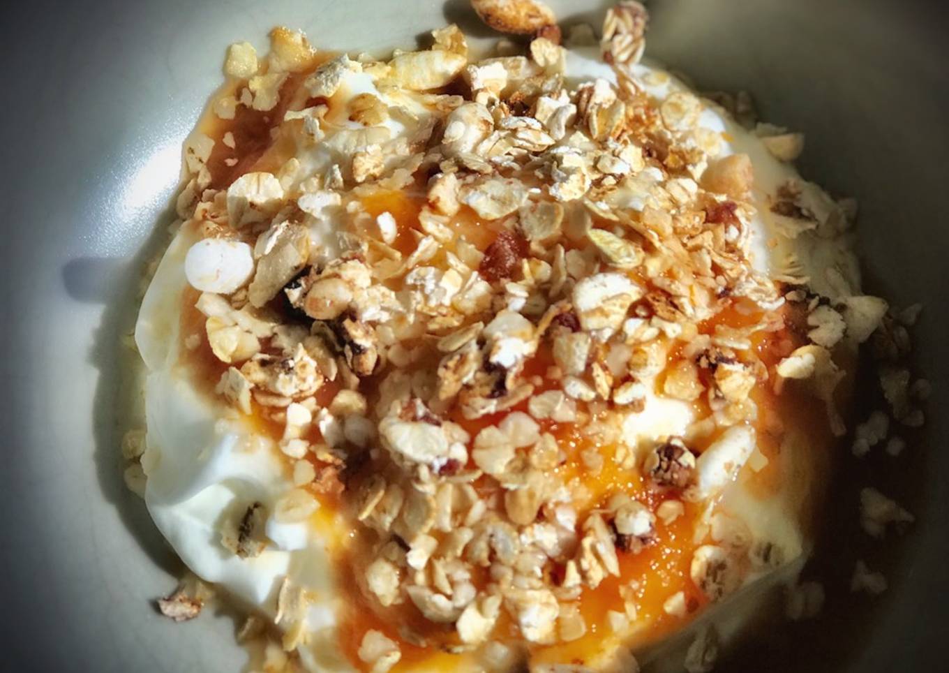 Yogur avainillado con granola casera