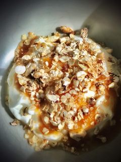 Una foto de Yogur avainillado con granola casera