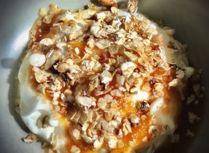 Una foto de Yogur avainillado con granola casera