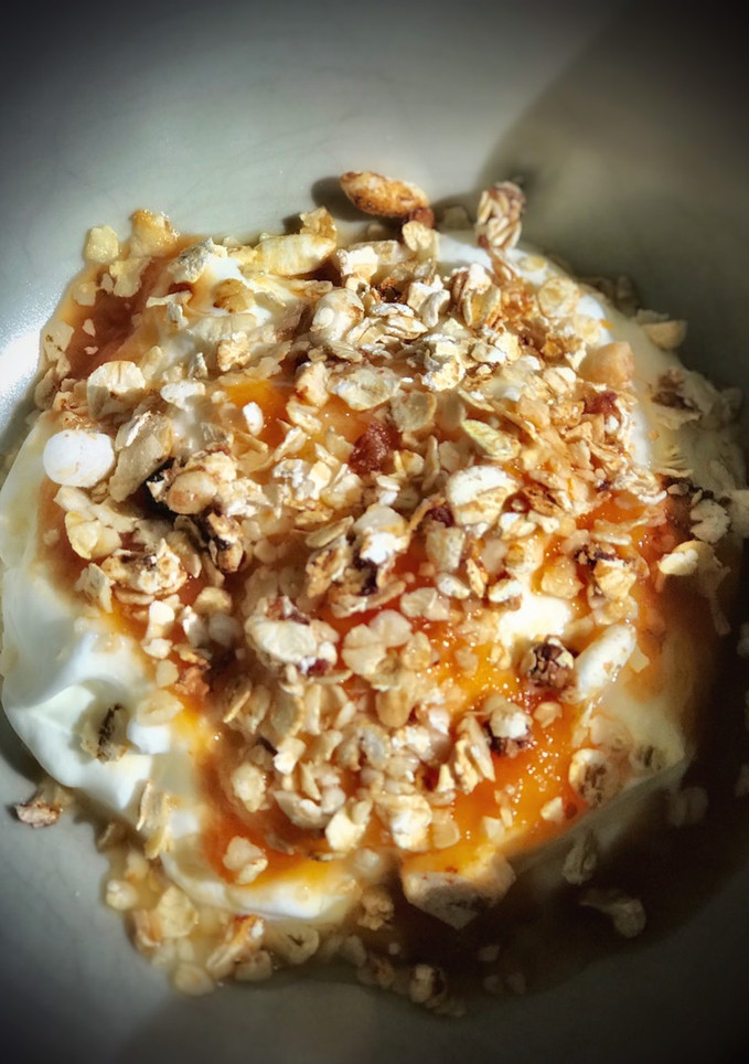 Una foto de Yogur avainillado con granola casera