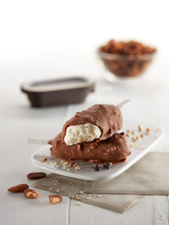 Una foto de Helado cremoso almendrado | Moldes para helado cremoso - Lékué